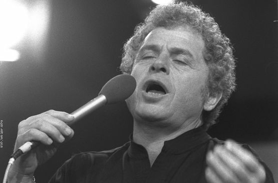 תמונת מופע: "שיר רק לך ולי" &vert; ממיטב שיריו של אריק לביא